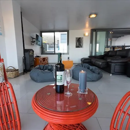 Villa Sleeps 12 With Pool Tabayesco