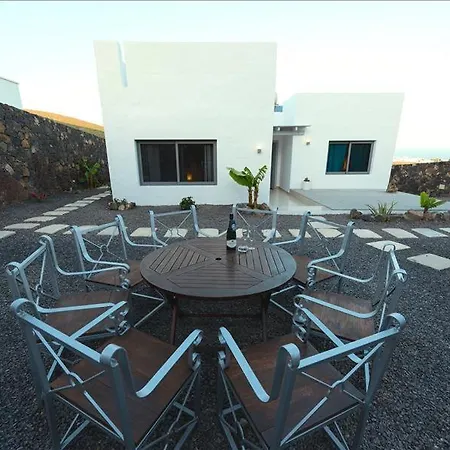 Villa Sleeps 12 With Pool Tabayesco